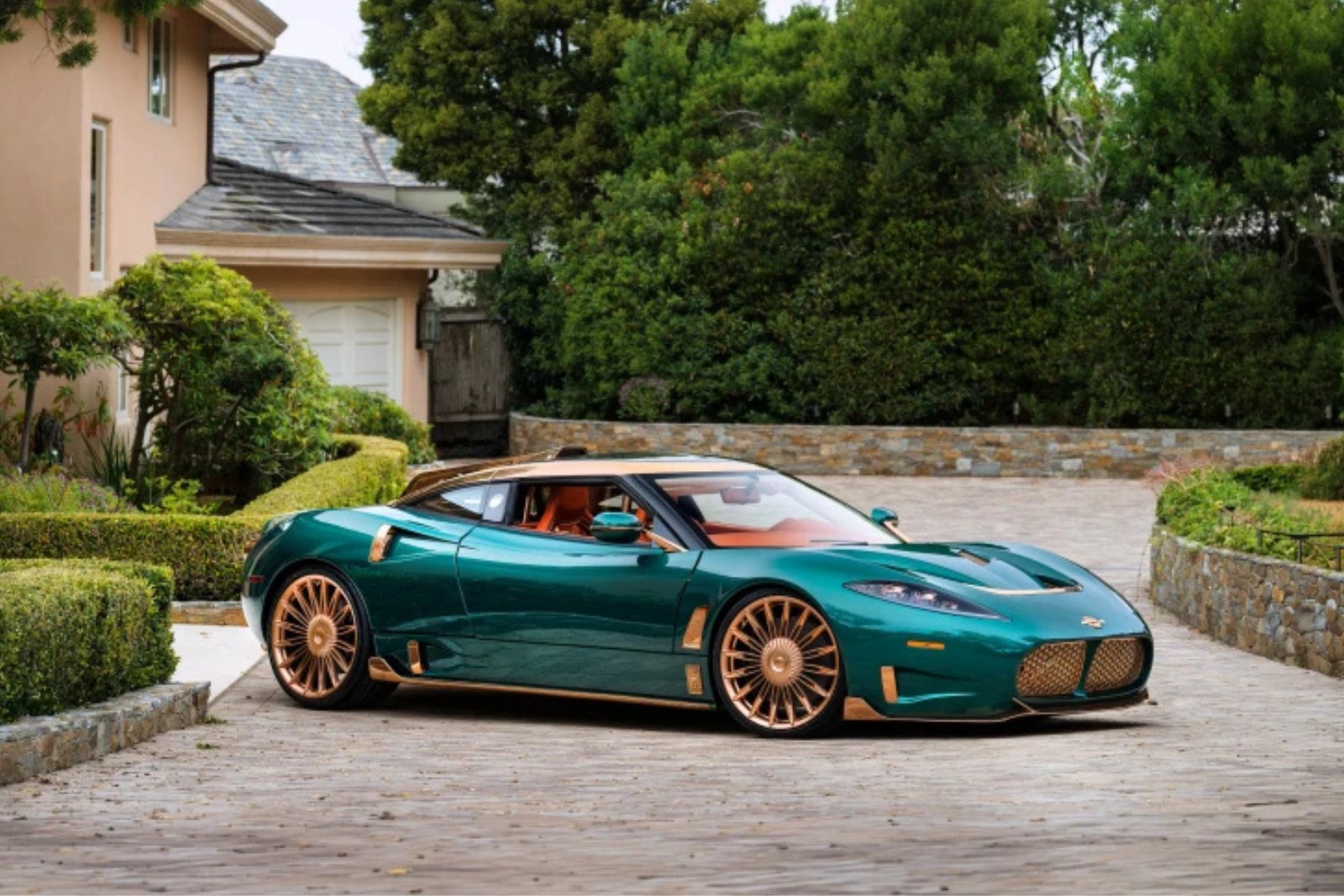 🏎️ Spyker หวนคืนวงการซูเปอร์คาร์! พร้อมชุบชีวิต C8 Preliator XXV และเดินหน้าโปรเจกต์ SUV ในตำนาน**
.
◤ หากย้อนไปยุครายการ ทไวไลท์โชว์ คนไทยคงจำภาพ Spyker แบรนด์รถสปอร์ตทำมือสุดหรูระดับอัลตร้าลักชัวรีจากเนเธอร์แลนด์ ผ่านการนำเข้าของ ‘คุณตั๋ม - วิชชุดา ลีนุตพงษ์’ ผู้บริหารหญิงเก่งที่สร้างกระแสฮือฮาในวงการด้วยการคัสตอมห้องโดยสารร่วมกับ Louis Vuitton
.
◤ ล่าสุด Spyker พร้อมกลับมาผงาดอีกครั้ง หลังผ่านมรสุมล้มละลาย โดยได้แรงสนับสนุนจากมหาเศรษฐีคริปโตฯ ชาวยูเครน และประเดิมยุคใหม่ด้วย C8 Preliator XXV Coupé
--------
ไฮไลต์สำคัญของ C8 Preliator XXV:
.
◤ พละกำลังจัดเต็ม: เครื่องยนต์ V8 4.0 ลิตร เทอร์โบคู่ 800 HP (แรงม้า) แรงบิด 1,000 นิวตันเมตร เกียร์ธรรมดา 6 สปีด ทำความเร็วสูงสุดได้กว่า 349 กม./ชม.
.
◤ วิศวกรรมระดับท็อป: ใช้แชสซีส์สเปซเฟรมอะลูมิเนียมที่ประกอบขึ้นในเมืองคอเวนทรี ประเทศอังกฤษ ศูนย์กลางวิศวกรรมยานยนต์ระดับโลก
.
◤ ดีไซน์กลิ่นอายการบิน: ล้อลายใบพัด ไฟท้ายทรงท่อจุดระเบิดเครื่องบินเจ็ท พร้อมฟังก์ชัน 🏎️ Spyker หวนคืนวงการซูเปอร์คาร์! พร้อมชุบชีวิต C8 Preliator XXV และเดินหน้าโปรเจกต์ SUV ในตำนาน**
.
◤ หากย้อนไปยุครายการ ทไวไลท์โชว์ คนไทยคงจำภาพ Spyker แบรนด์รถสปอร์ตทำมือสุดหรูระดับอัลตร้าลักชัวรีจากเนเธอร์แลนด์ ผ่านการนำเข้าของ ‘คุณตั๋ม - วิชชุดา ลีนุตพงษ์’ ผู้บริหารหญิงเก่งที่สร้างกระแสฮือฮาในวงการด้วยการคัสตอมห้องโดยสารร่วมกับ Louis Vuitton
.
◤ ล่าสุด Spyker พร้อมกลับมาผงาดอีกครั้ง หลังผ่านมรสุมล้มละลาย โดยได้แรงสนับสนุนจากมหาเศรษฐีคริปโตฯ ชาวยูเครน และประเดิมยุคใหม่ด้วย C8 Preliator XXV Coupé
--------
ไฮไลต์สำคัญของ C8 Preliator XXV:
.
◤ พละกำลังจัดเต็ม: เครื่องยนต์ V8 4.0 ลิตร เทอร์โบคู่ 800 HP (แรงม้า) แรงบิด 1,000 นิวตันเมตร เกียร์ธรรมดา 6 สปีด ทำความเร็วสูงสุดได้กว่า 349 กม./ชม.
.
◤ วิศวกรรมระดับท็อป: ใช้แชสซีส์สเปซเฟรมอะลูมิเนียมที่ประกอบขึ้นในเมืองคอเวนทรี ประเทศอังกฤษ ศูนย์กลางวิศวกรรมยานยนต์ระดับโลก
.
◤ ดีไซน์กลิ่นอายการบิน: ล้อลายใบพัด ไฟท้ายทรงท่อจุดระเบิดเครื่องบินเจ็ท พร้อมฟังก์ชัน
