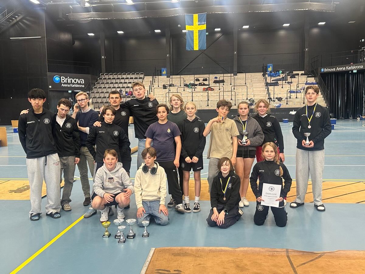 Sista stora tävlingen på säsongen och som vanligt är det USM i Karlskrona som levererar👊
Under två hektiska dagar kämpade våra tappra Ängby fäktare i Karlskrona och tog hem flera medaljer, bra erfarenheter och glada minnen👌 I U13 klasserna blev det totalt fem stycken medaljörer från Ängby. Hos damerna fick Vera-Li en fin tredjeplats och Wilma knep guldmedaljen efter en bra tävling🥉🥇 Hos herrarna var det hela tre Ängby:are på pallen🤝 Miliam och Vincent fick dela på bronset, medan Valentin var den som stod segrande och fick förstaplatsen🥉🥉🥇 I åldersklassen över, U15 så blev det medaljer där också. Jonathan fäktare fantastiskt hela helgen och tog guldet för herrarna🥇💪 Carolina lyckades också fäkta till sig en välförtjänt tredjeplats i damklassen🥉👏
På U17 sidan så blev det flera triumfer där också. Både Alvar och Jonathan hamnade på pallen vid söndagens slut🫡 Alvar var den som kammade hem förstaplatsen och Jonathan fick nöj sig med bronset i denna klass🥉🥇 Det blev tyvärr inga medaljer hos damerna här, men det var fortfarande bra insatser från de startande. Vi hade såklart flera domare och ledare på plats som vi också måste tacka😤 Utan er hade det varit ett riktigt USM🙏
Nu är det snart sommarlov, men vi på Ängby slutare aldrig att träna. Vi ska jobba ännu hårdare och visa vart skåpet ska stå nästa säsong👊
#svartvittguld #ängbyärbäst
