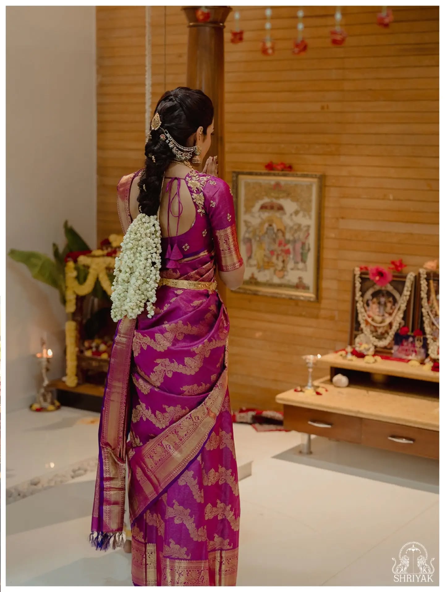 Some moments deserve to be remembered exactly as they felt 💫
Nikhila's Pellikuthuru was a beautiful reminder that the most meaningful celebrations are the ones shared with the people who matter most.
MUA: @cynthia_glamhouse @bridesofcynthia
#Pellikuthuru #NikhilaPellikuthuru #TeluguWedding #SouthIndianWedding #WeddingTraditions ShriyakPhotograph