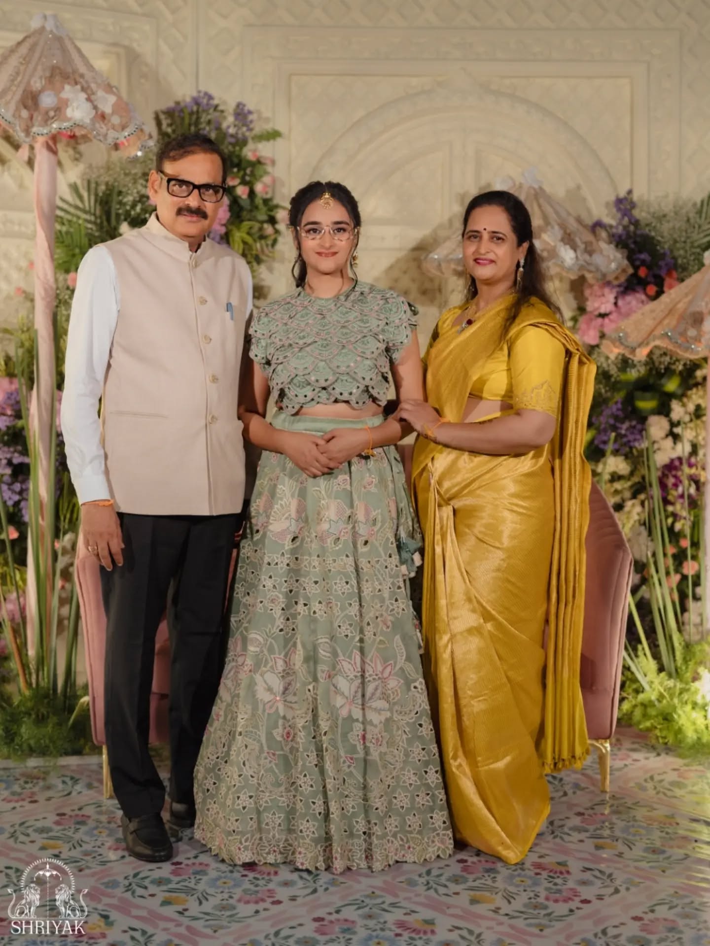 Aarya’s mehendi unfolded in the best way ✨
With family close, feet on the dance floor, and smiles in every frame.
.
.
#mehendi #weddingphotographer #MehendiDecor #LuxuryWeddingPhotography #Shriyak